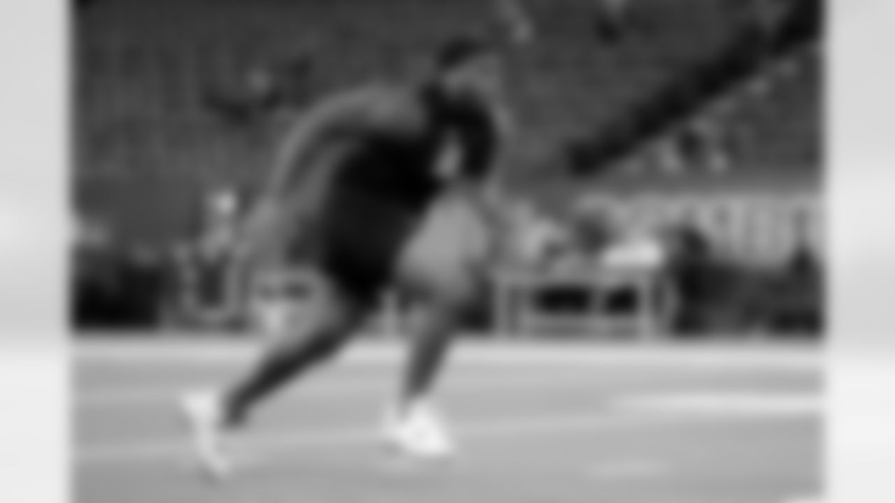 Illinois offensive lineman J.C. Davis (18) participates in a drill during the 2026 NFL Scouting Combine on Sunday, March 1, 2026 in Indianapolis, Indiana. (Lauren Leigh Bacho/NFL)