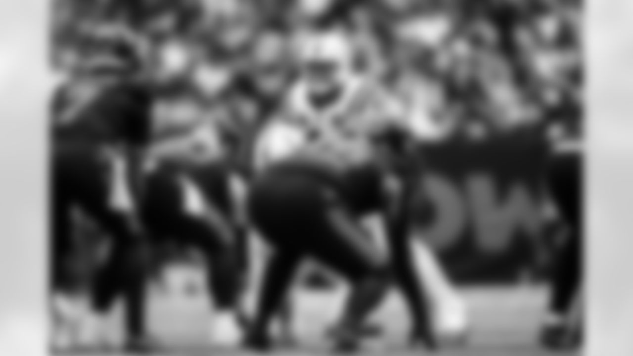 LB Zaire Franklin #44