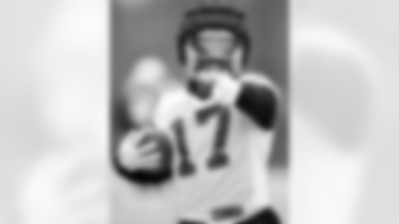 WR Laquon Treadwell #17