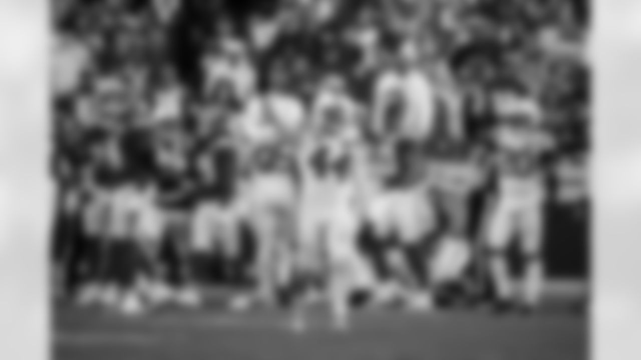 LB Zaire Franklin #44