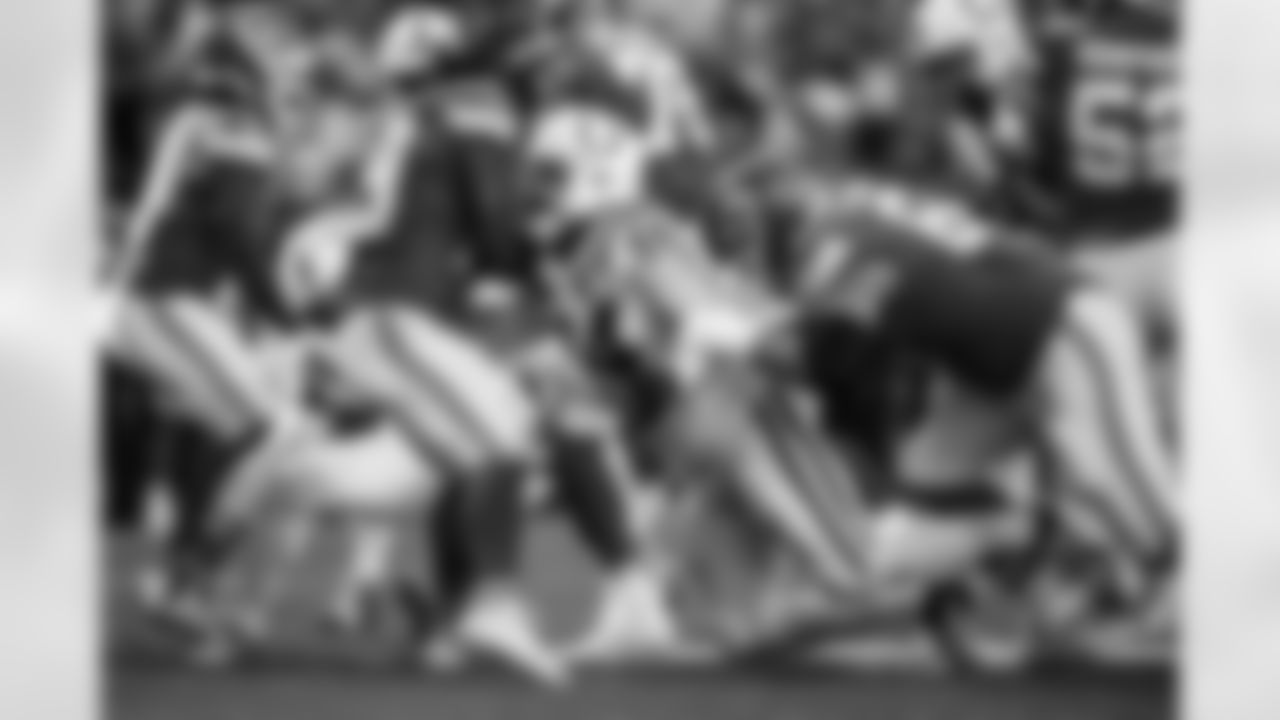 LB Zaire Franklin #44