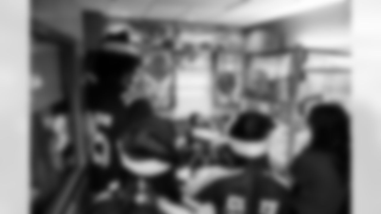 2025_1202_PMCH_Caroling_98339