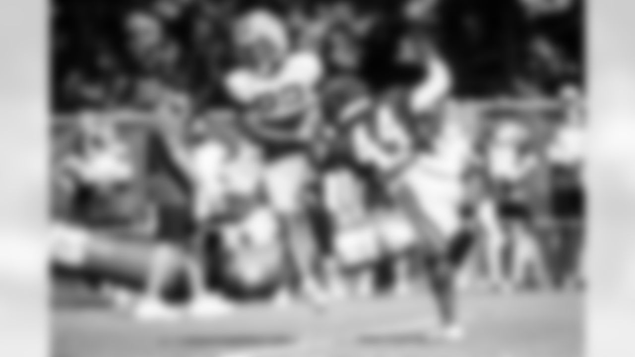 LB Zaire Franklin #44