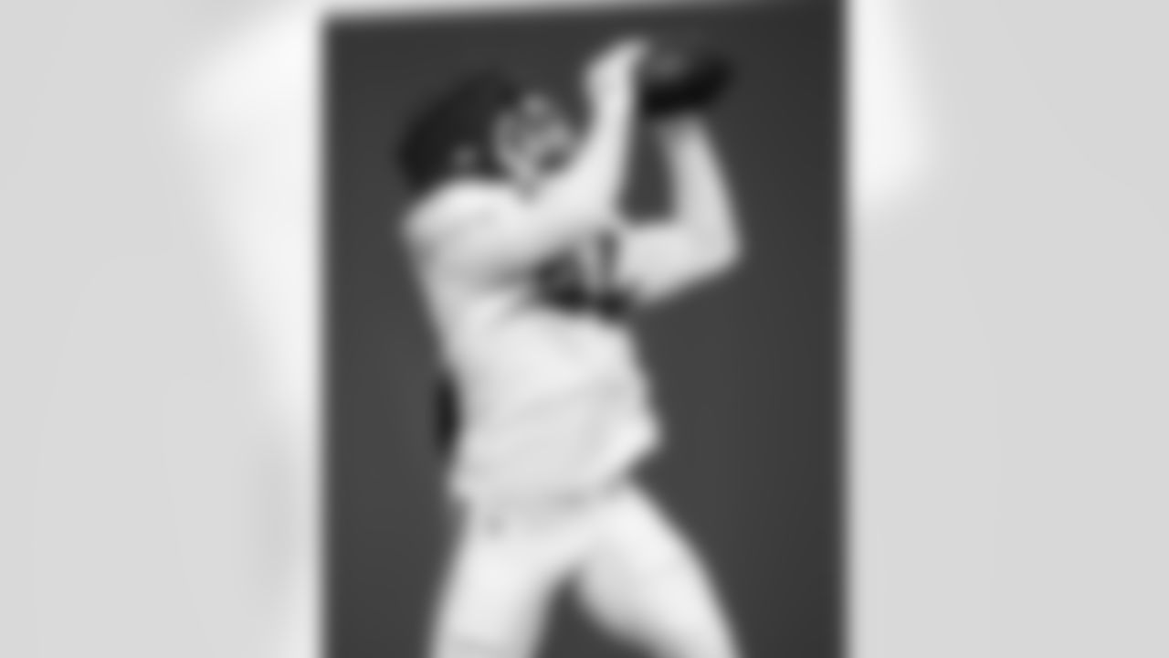 LB Zaire Franklin #44