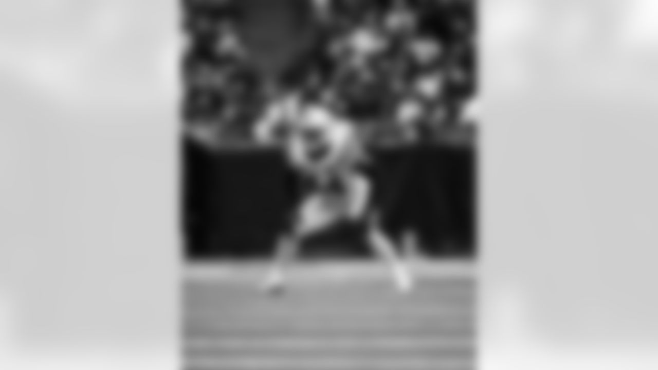 LB Zaire Franklin #44