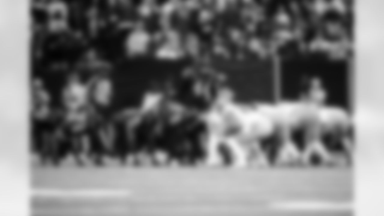 LB Zaire Franklin #44