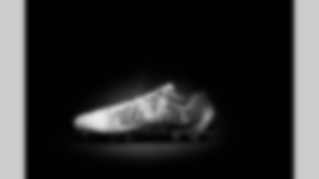 LB Jaylon Carlies #57