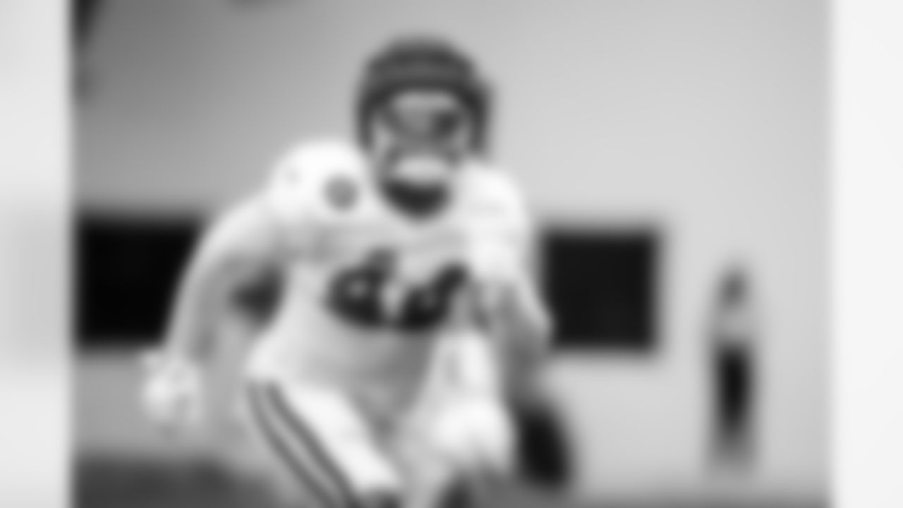 LB Zaire Franklin #44