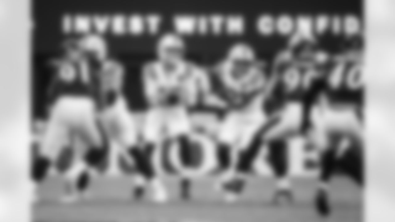 QB Daniel Jones #17 and RB DJ Giddens #21