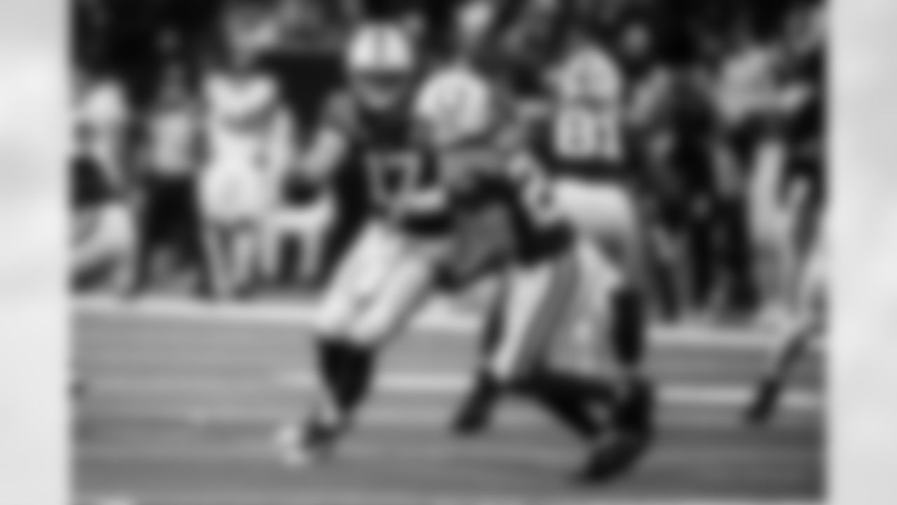 QB Daniel Jones #17 and RB Jonathan Taylor #28