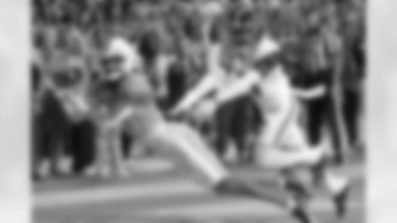 Tennessee wide receiver Chris Brazzell II (17) catches a pass for a touchdown as he's defended by Alabama defensive back King Mack (5) during the second half of an NCAA college football game Saturday, Oct. 19, 2024, in Knoxville, Tenn. (AP Photo/Wade Payne)