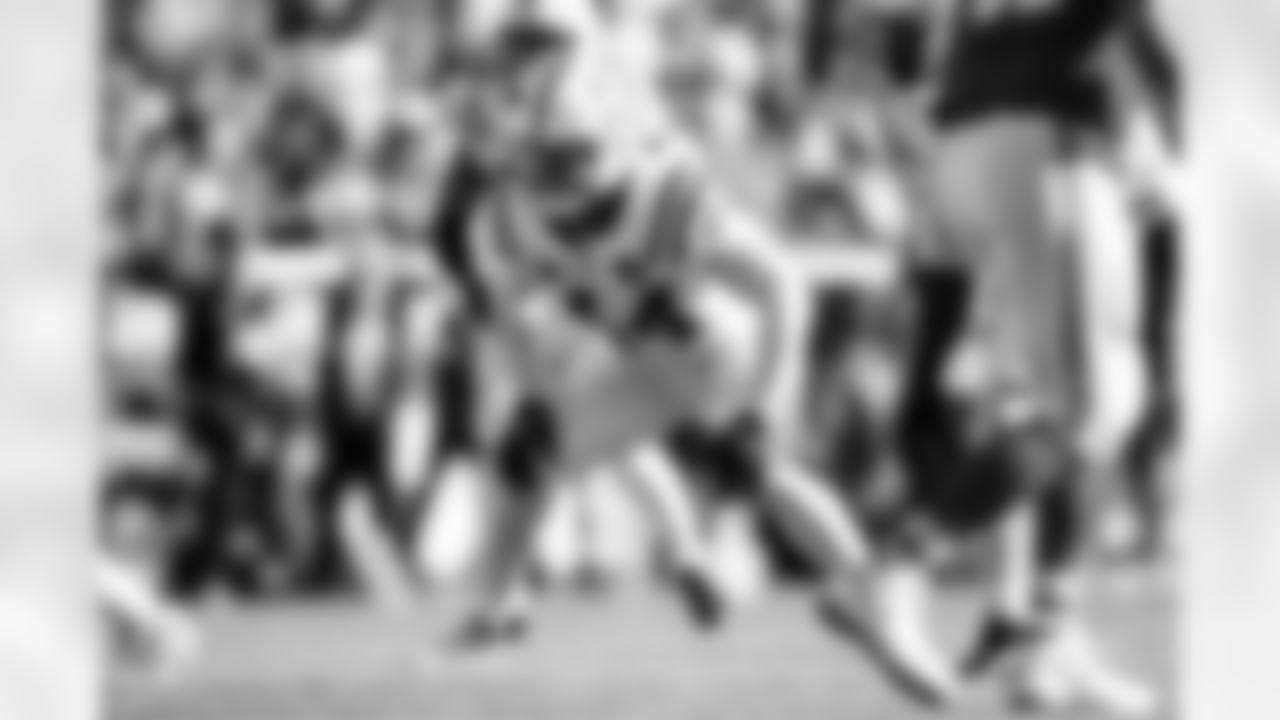 LB Zaire Franklin #44