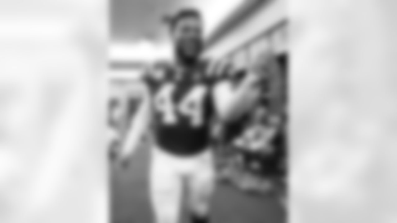 LB Zaire Franklin #44