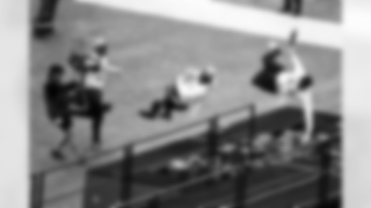 LB Zaire Franklin #44