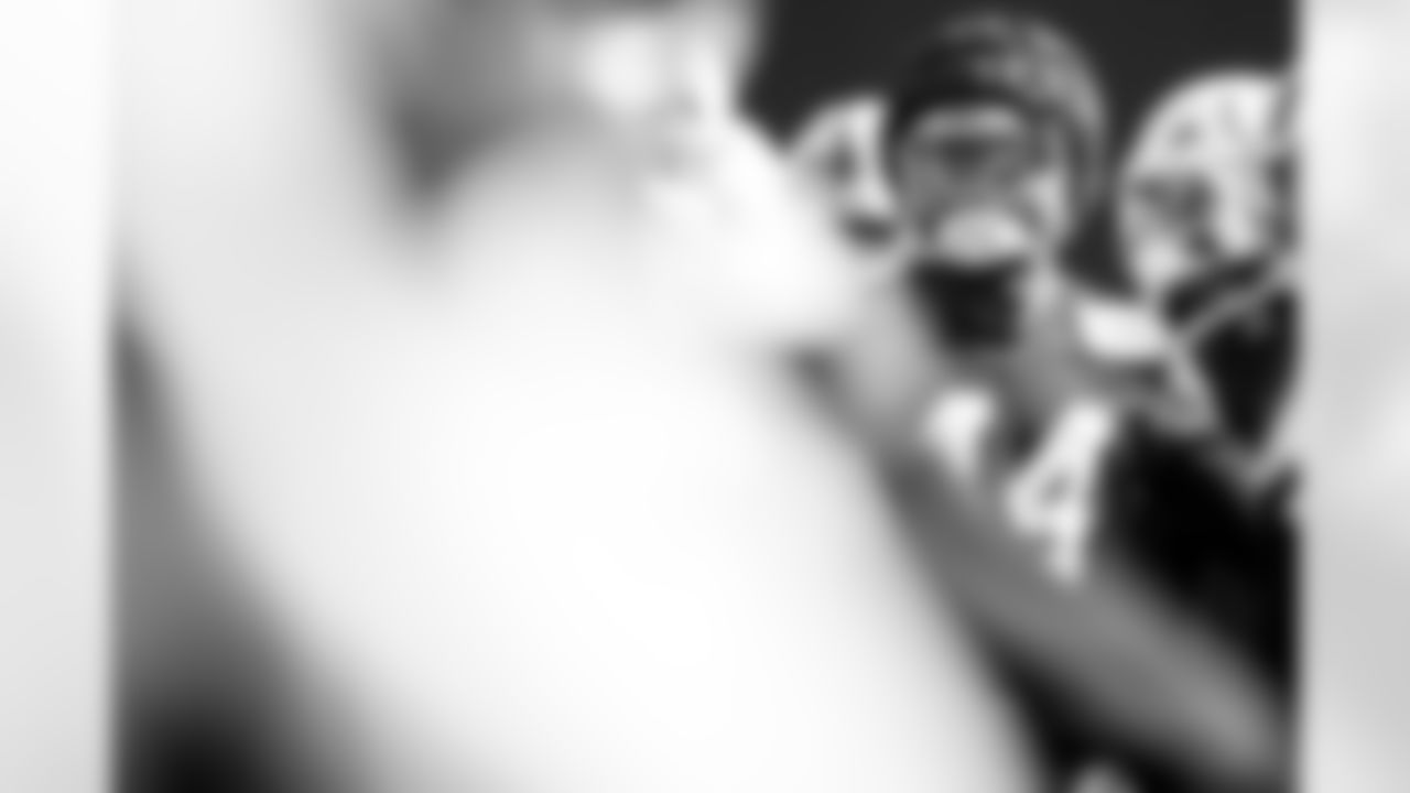 LB Zaire Franklin #44