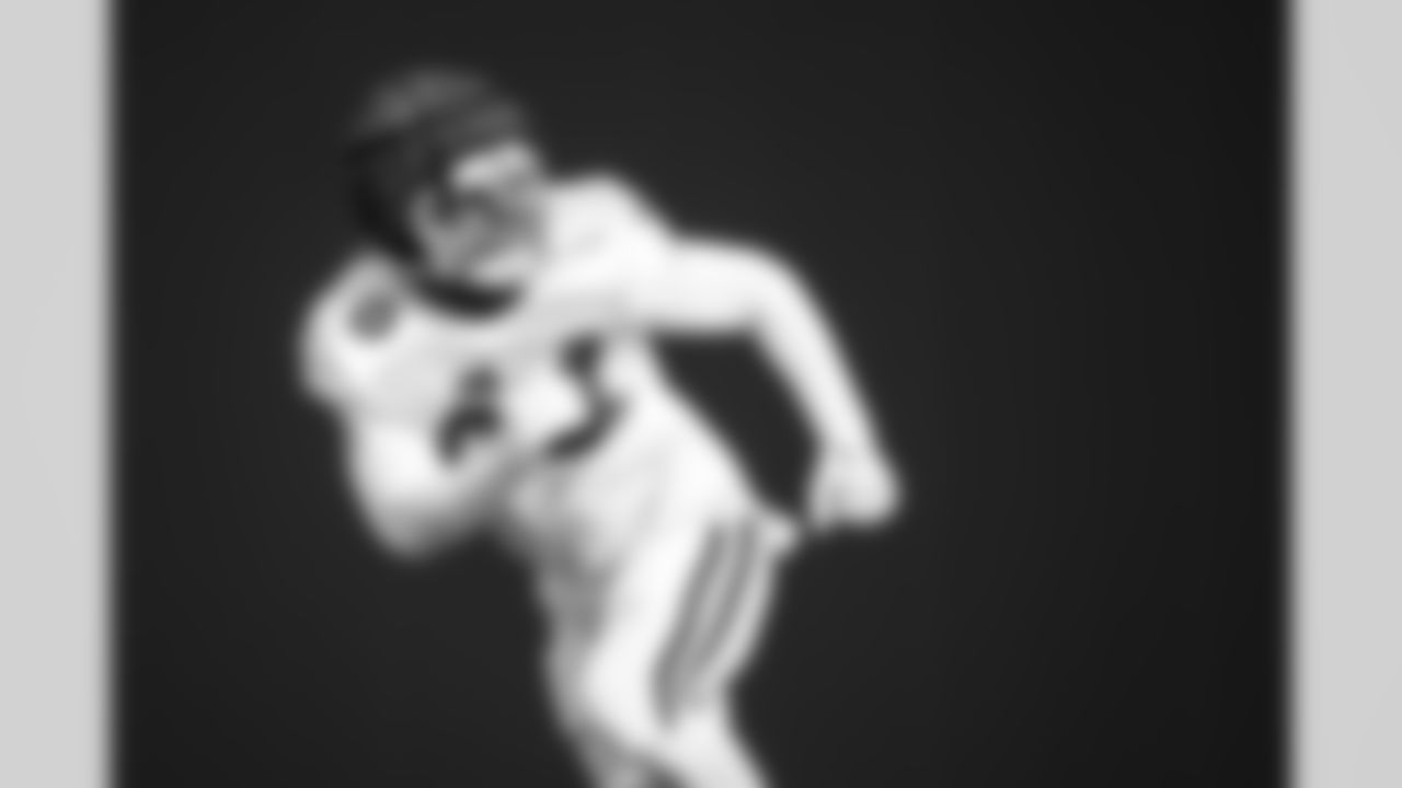 LB Zaire Franklin #44