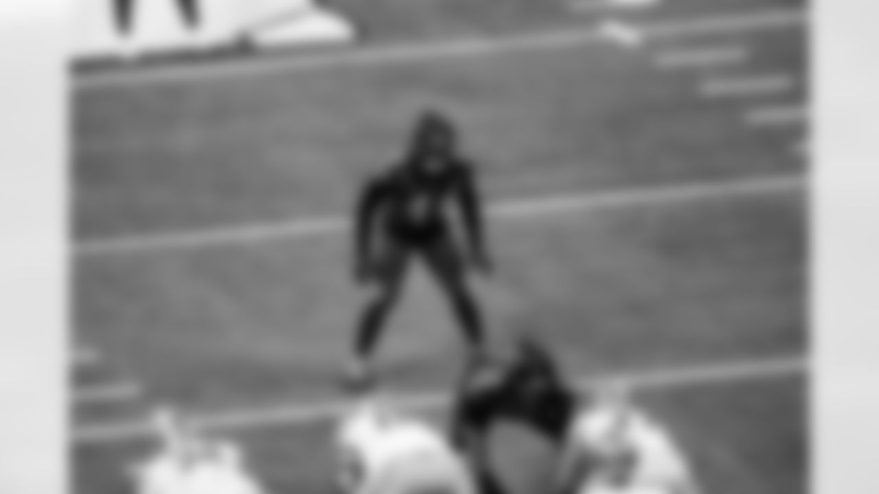 LB Zaire Franklin #44