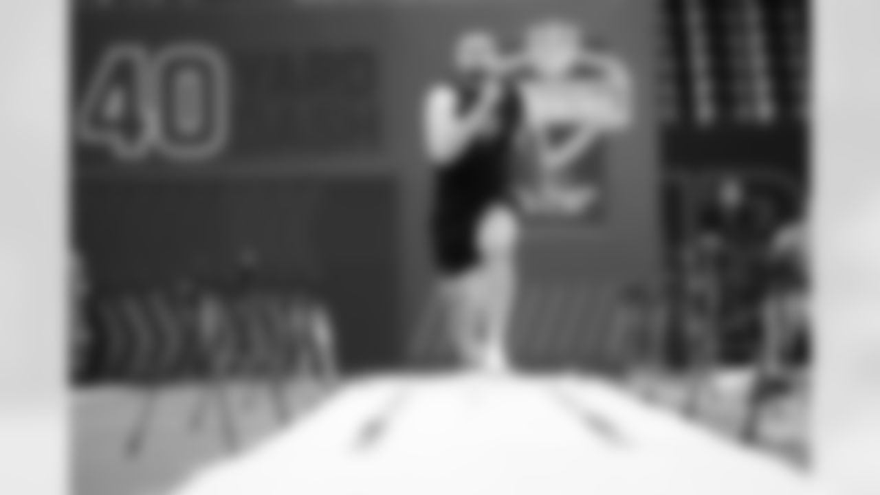 Utah tight end Dallen Bentley (01) runs the 40-yard dash during the 2026 NFL Scouting Combine on Friday, February 27, 2026 in Indianapolis, Indiana. (Cooper Neill/NFL)