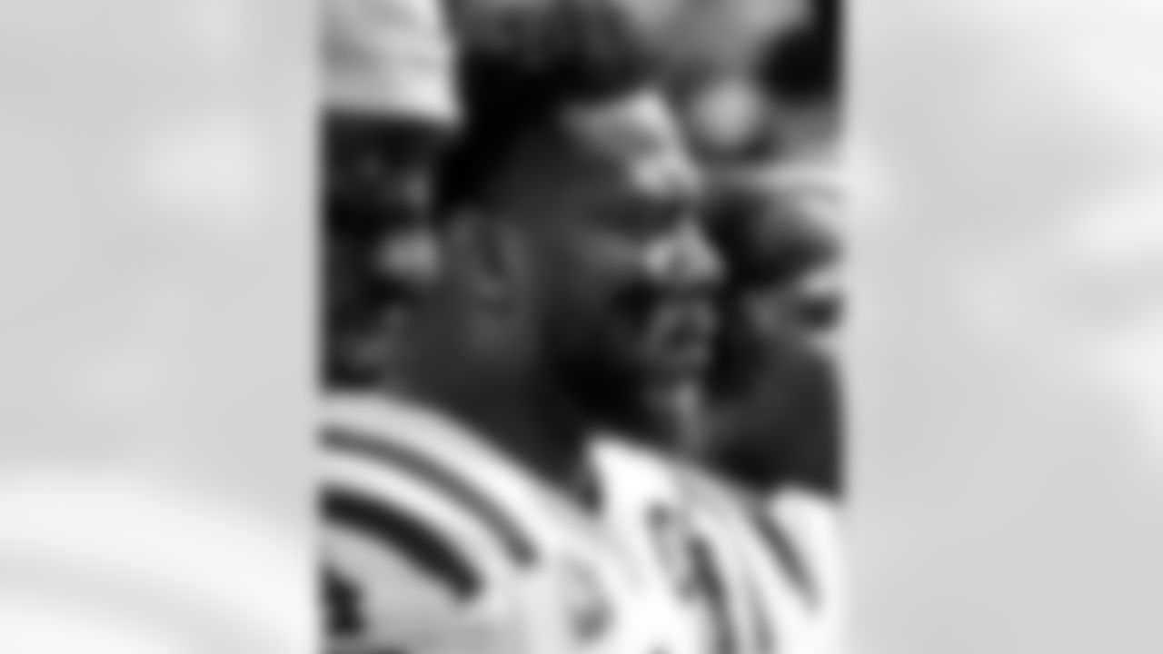 LB Zaire Franklin #44