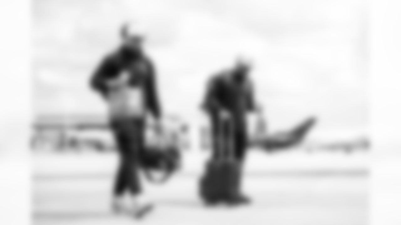 TE Drew Ogletree #85 and DT Adetomiwa Adebawore #95