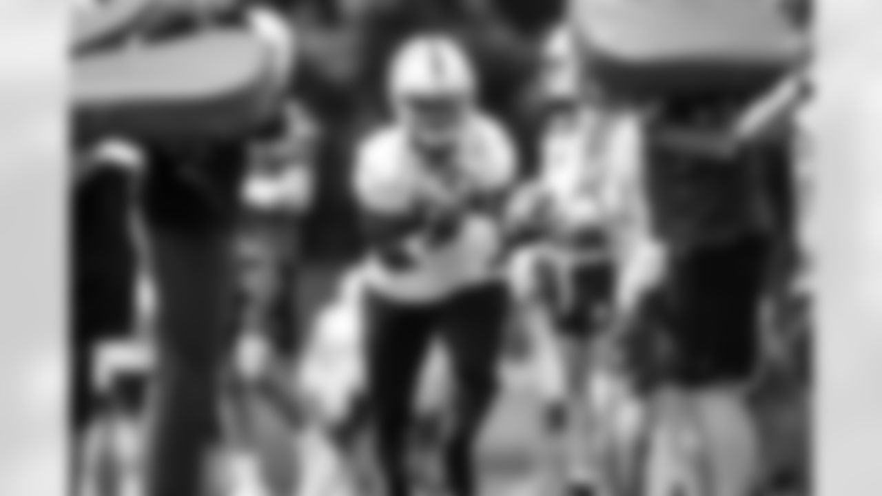 LB Zaire Franklin #44