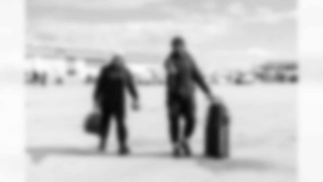 RB Jonathan Taylor #28 and TE Mo Alie-Cox #81