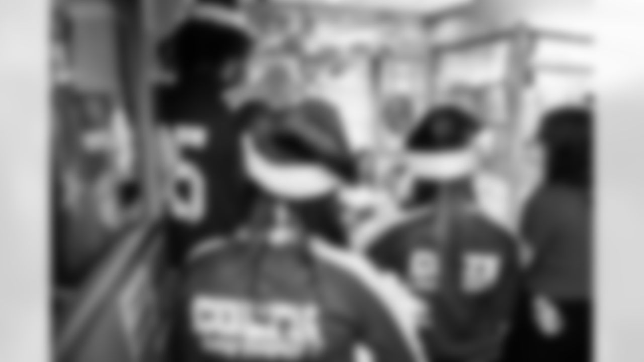 2025_1202_PMCH_Caroling_98334