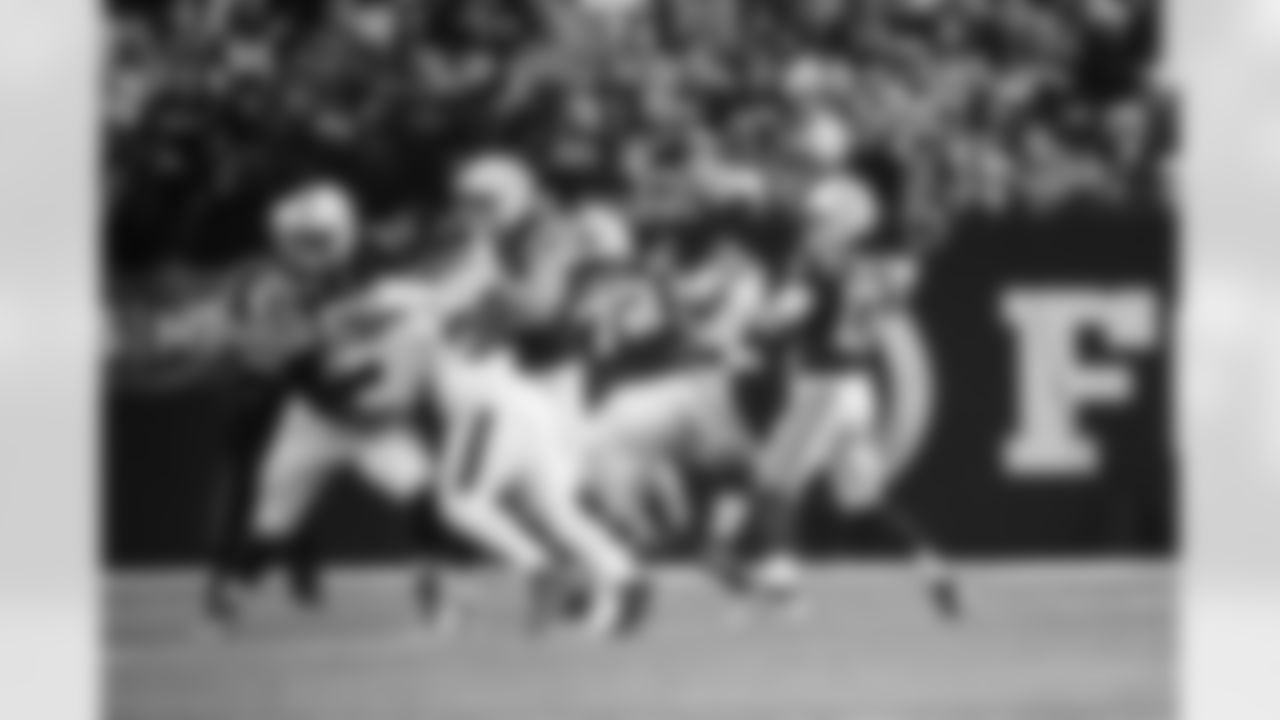 T Braden Smith #72 and QB Daniel Jones #17