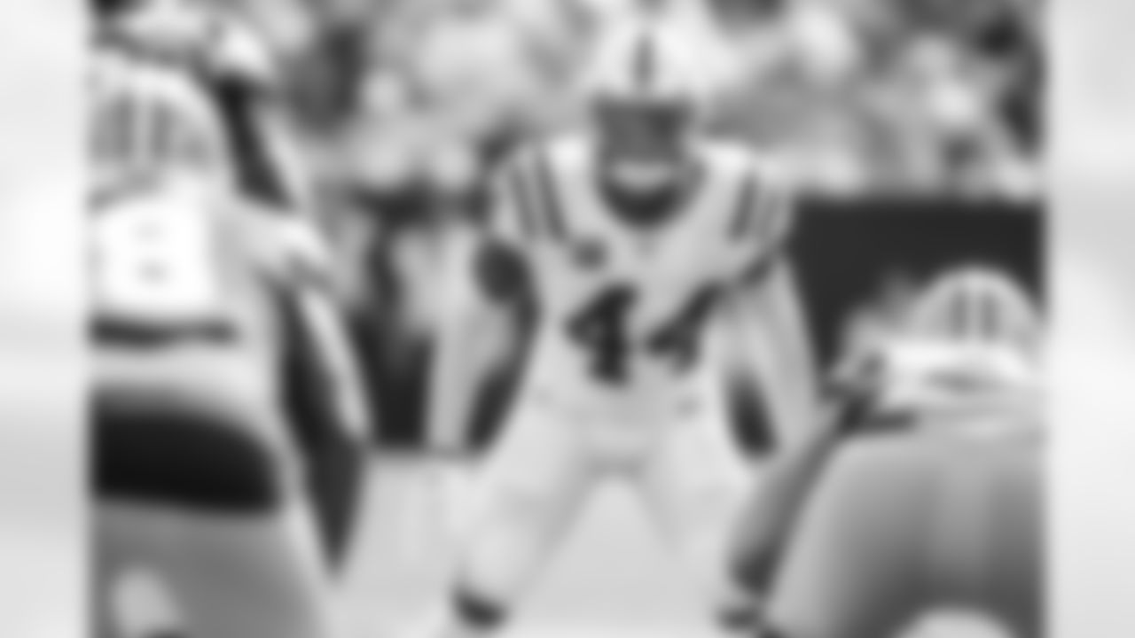 LB Zaire Franklin #44