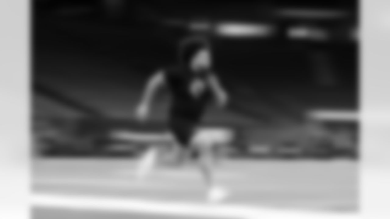 Alabama offensive lineman Parker Brailsford (07) runs the 40-yard dash during the 2026 NFL Scouting Combine on Sunday, March 1, 2026 in Indianapolis, Indiana. (Cooper Neill/NFL)