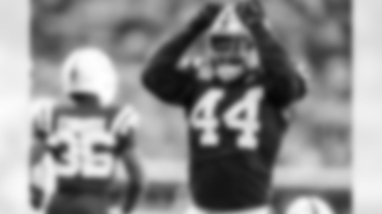 LB Zaire Franklin #44