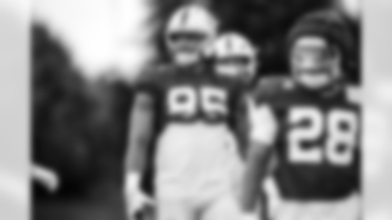 TE Drew Ogletree #85 and RB Jonathan Taylor #28