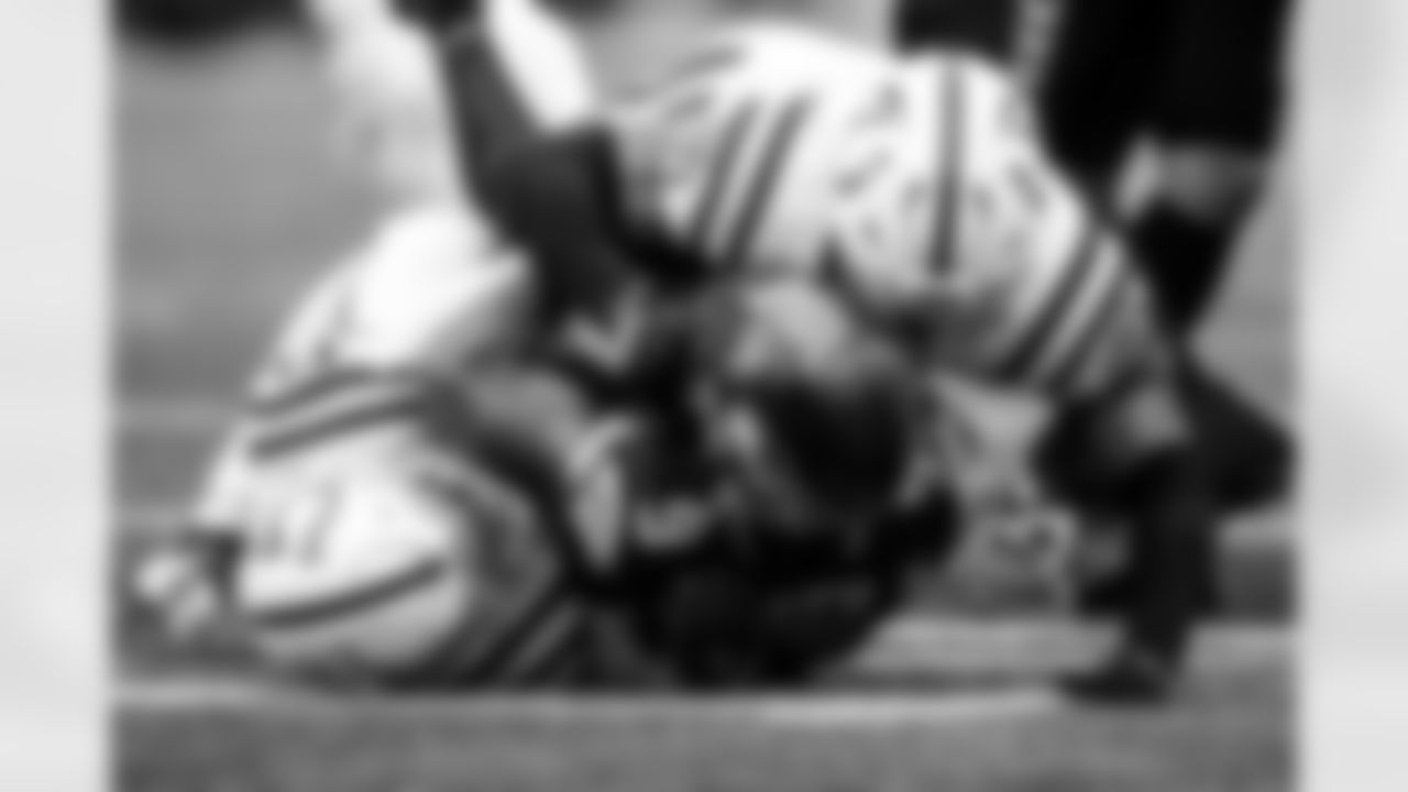 S Nick Cross #20 and LB Zaire Franklin #44