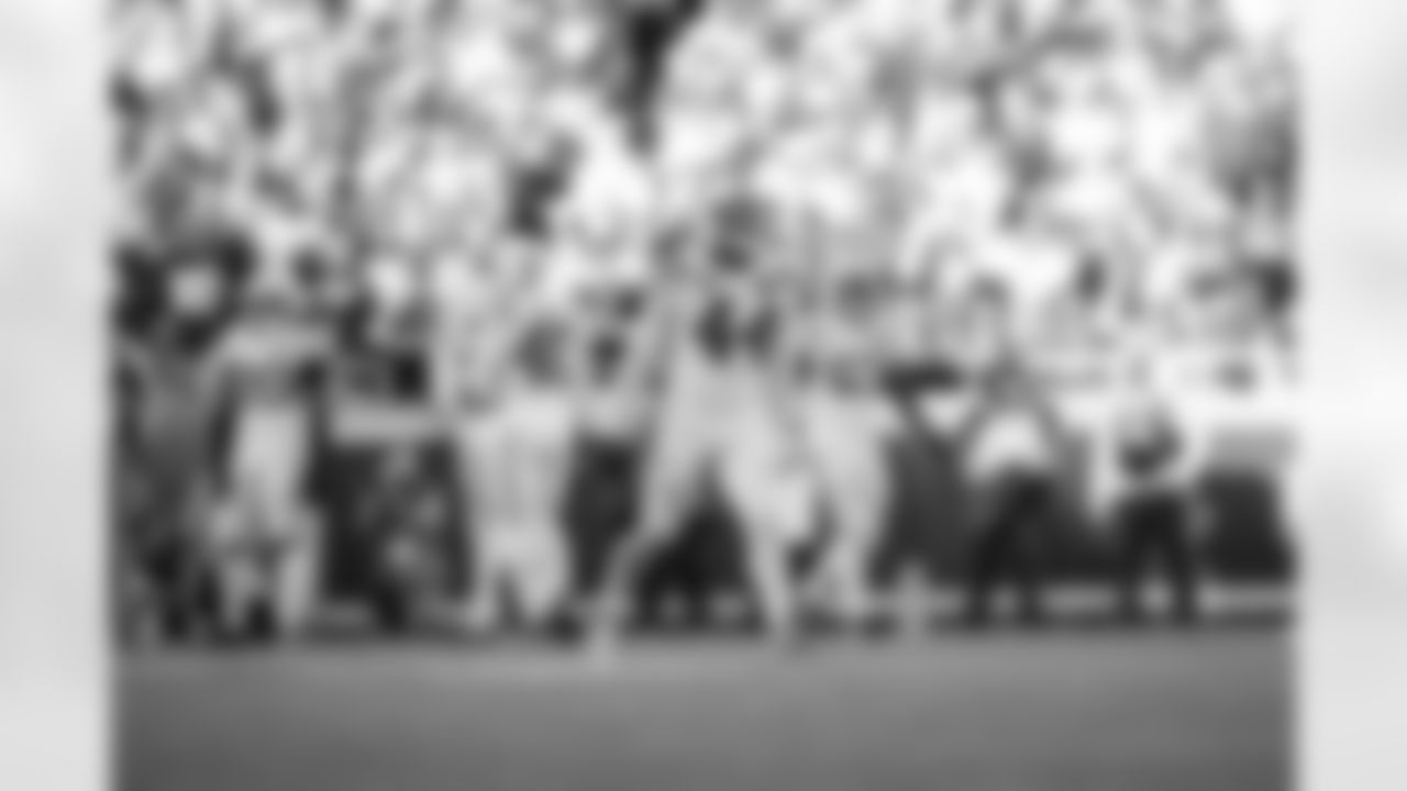 LB Zaire Franklin #44