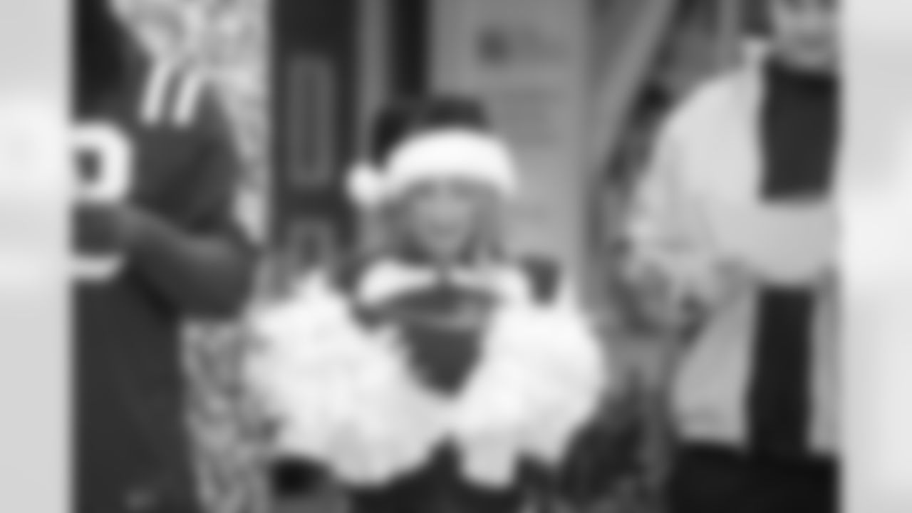 2023_1219_Riley_Caroling_00009
