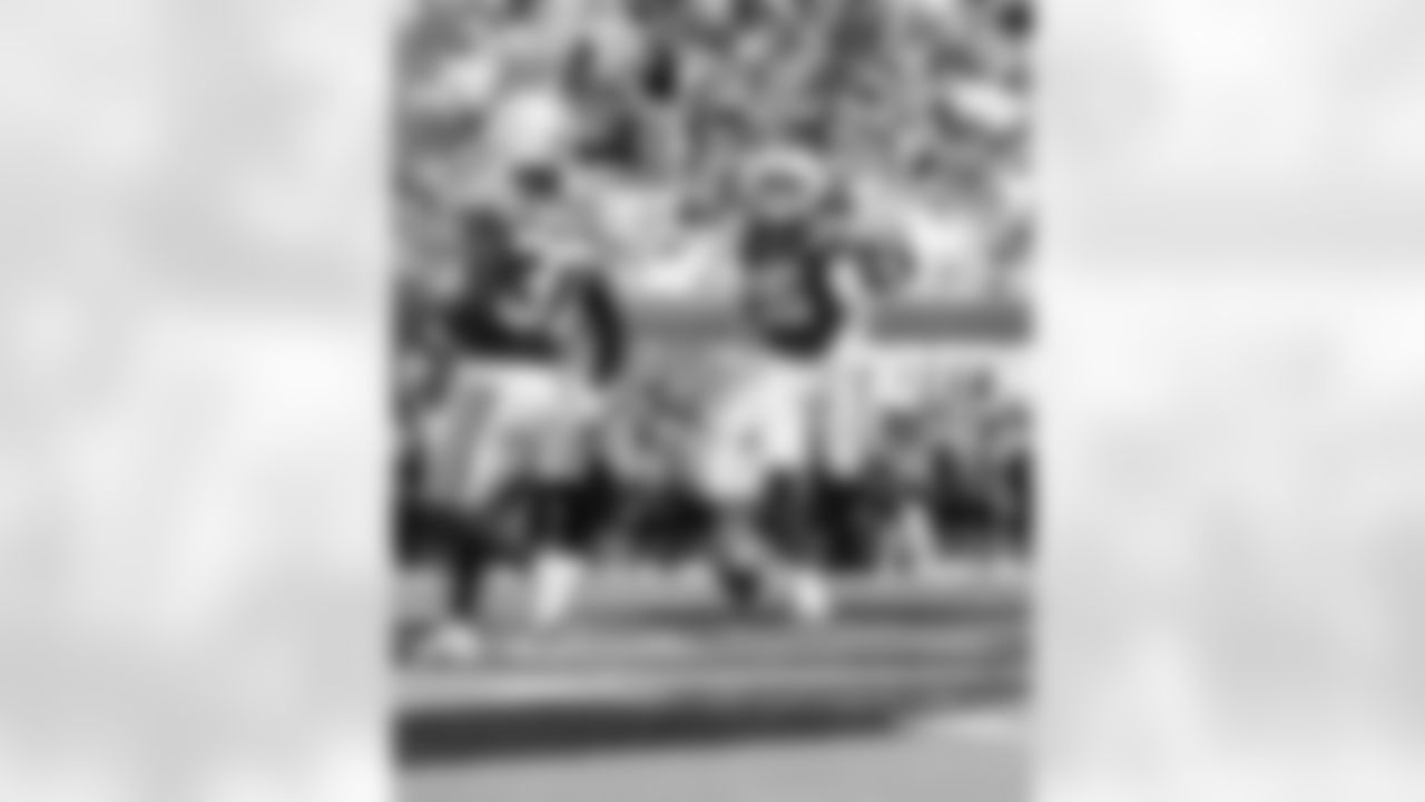 RB Ulysses Bentley IV #37 and QB Riley Leonard #15