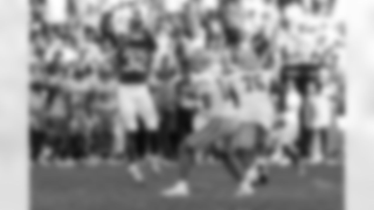 Oklahoma defensive lineman R Mason Thomas (32) blocks a pass by Tulane quarterback Darian Mensah (10) during the second half of an NCAA college football game, Saturday, Sept. 14, 2024, in Norman, Okla. (AP Photo/Alonzo Adams)