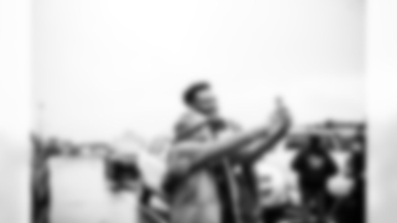 LB Zaire Franklin #44