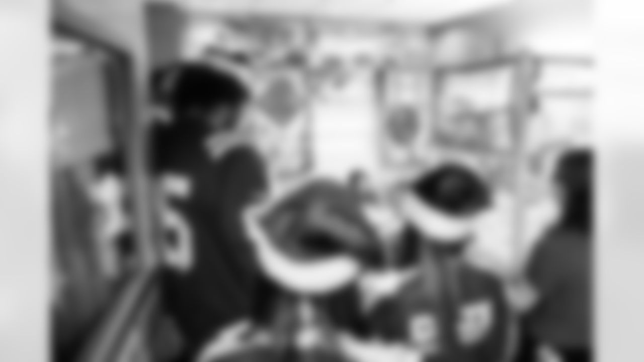 2025_1202_PMCH_Caroling_98337