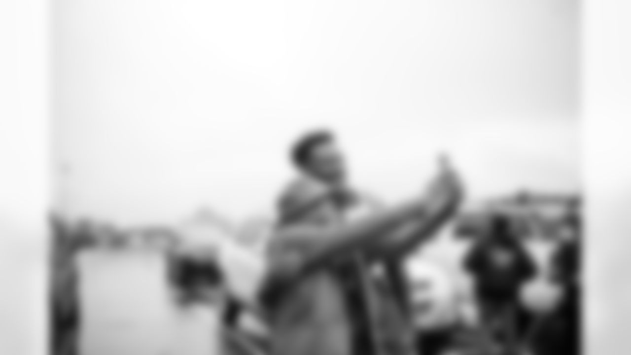 LB Zaire Franklin #44