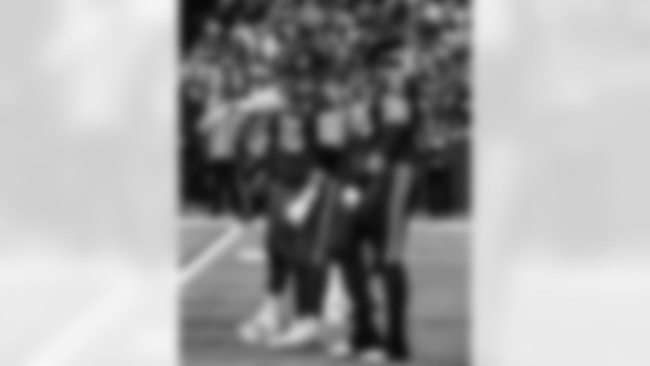 G Quenton Nelson #56 and T Jalen Travis #75