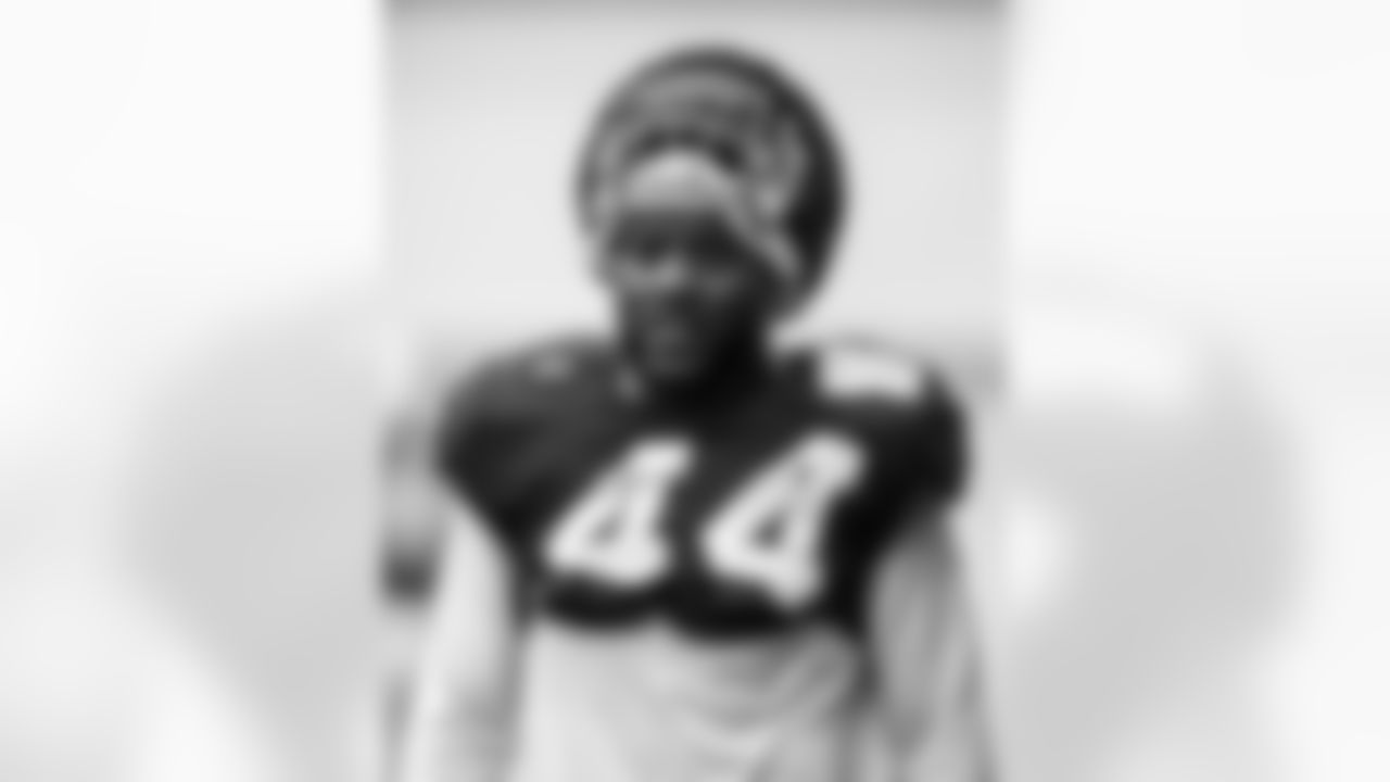 LB Zaire Franklin #44