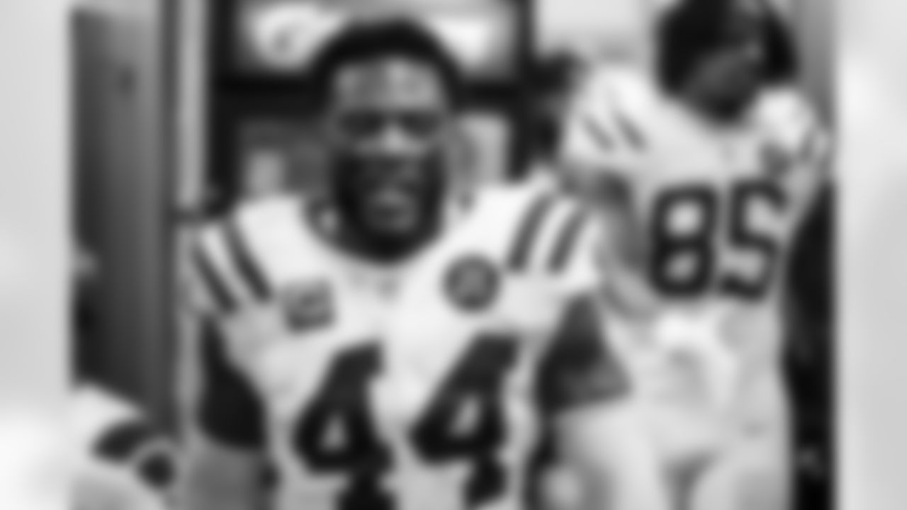 LB Zaire Franklin #44