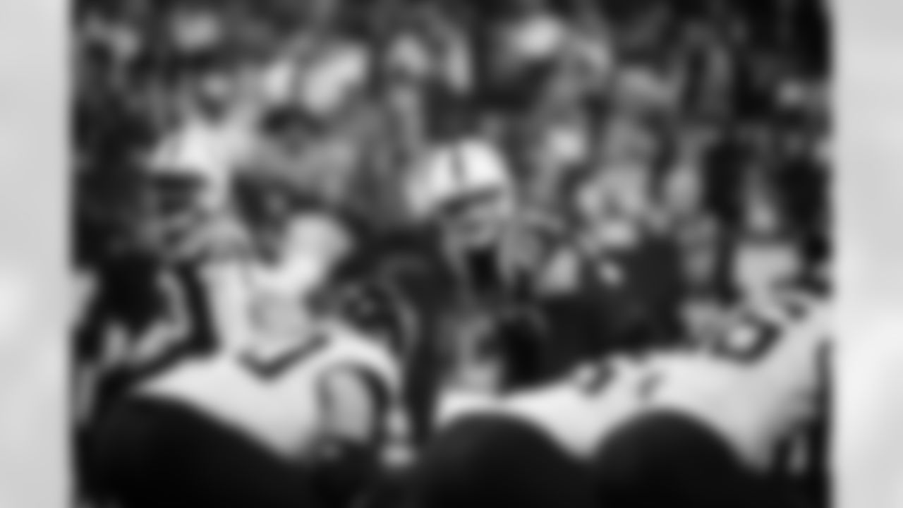 CB Kenny Moore II #23 and DE Laiatu Latu #97