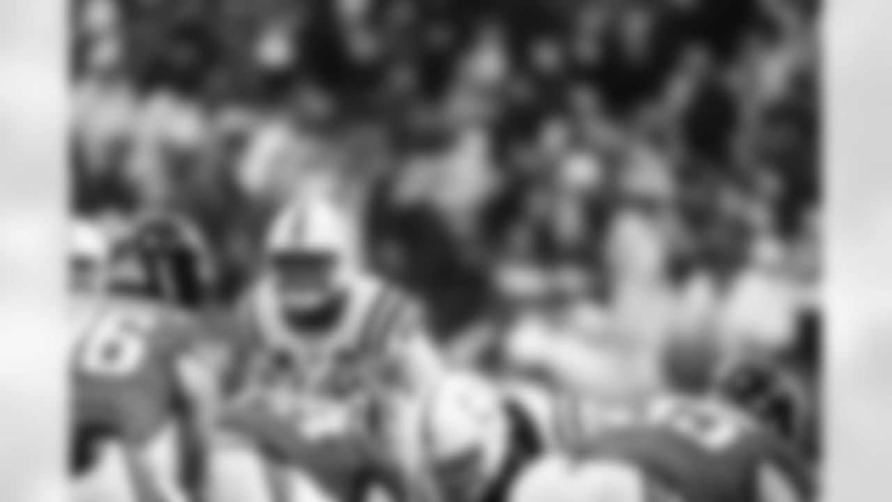 LB Zaire Franklin #44