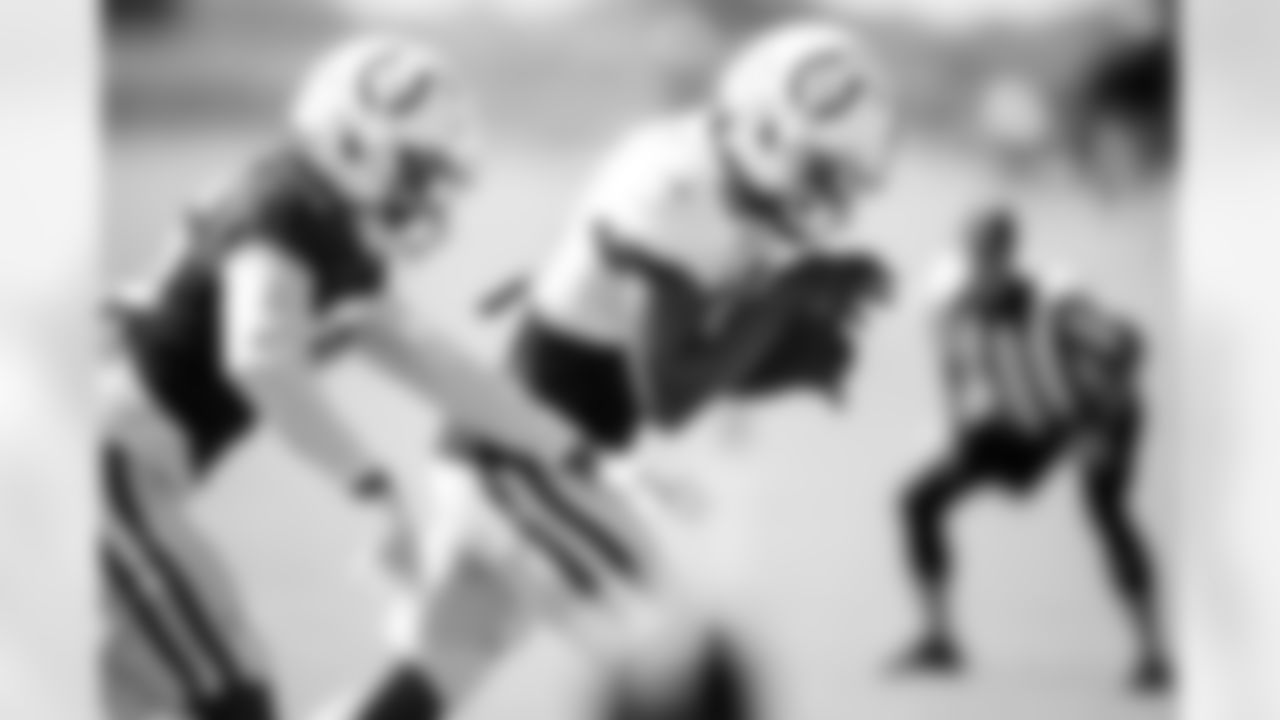 CB Jonathan Edwards #35 and WR Adonai Mitchell #10