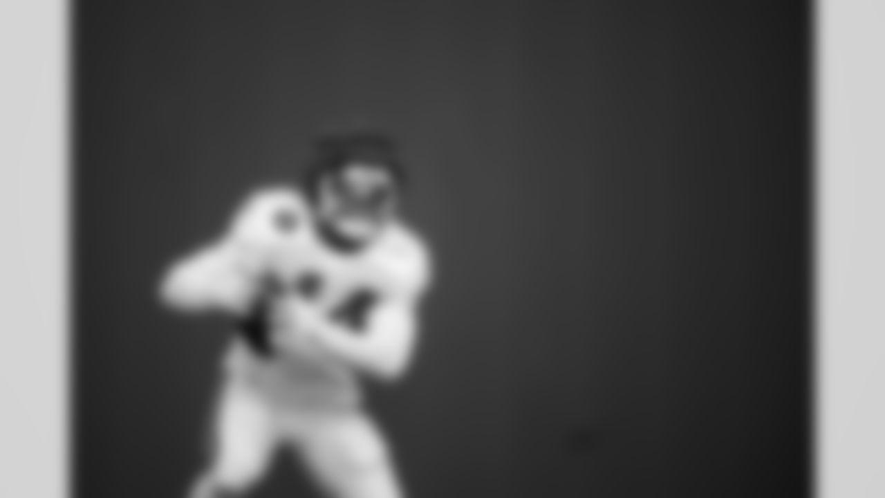 LB Zaire Franklin #44