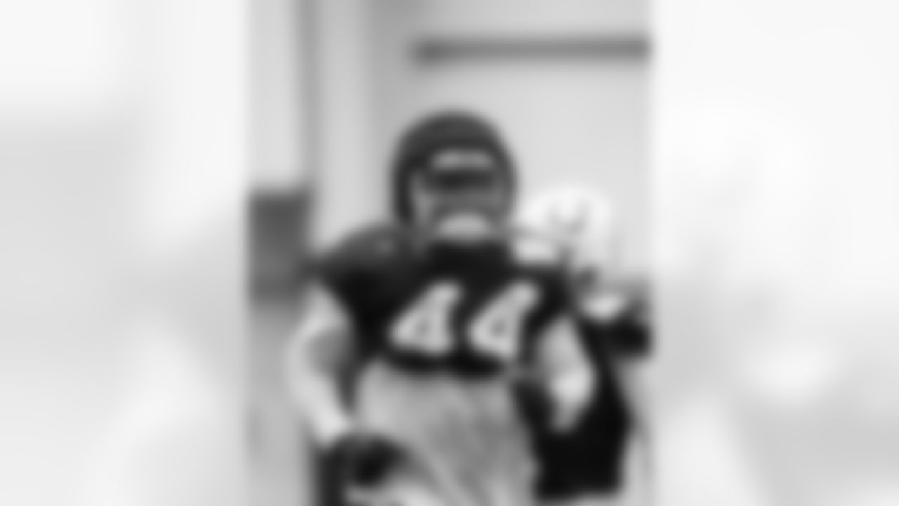 LB Zaire Franklin #44