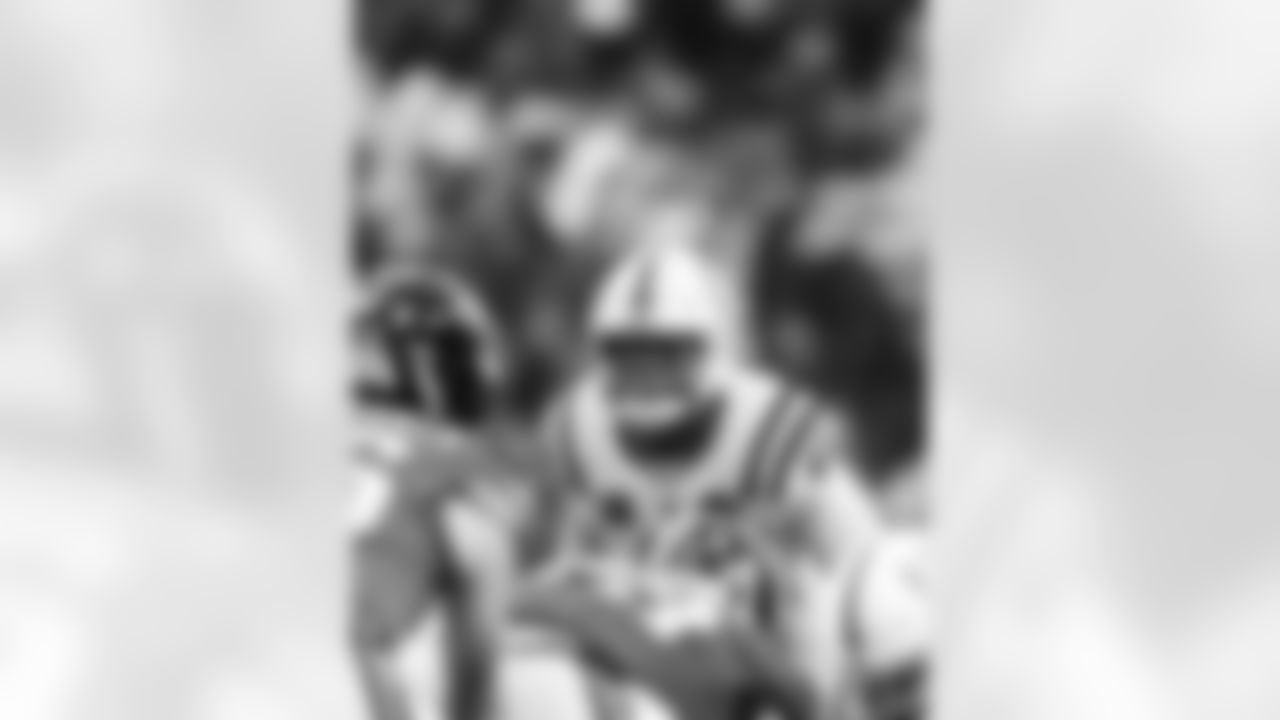 LB Zaire Franklin #44