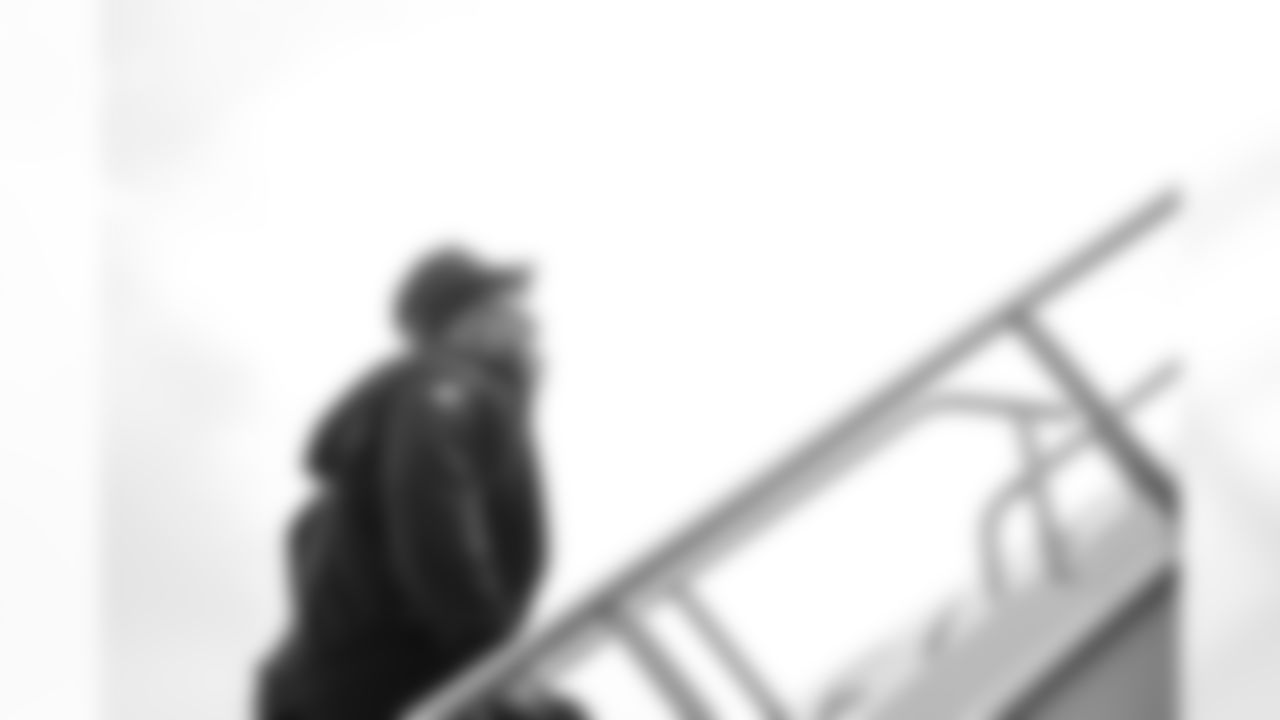 LB Zaire Franklin #44